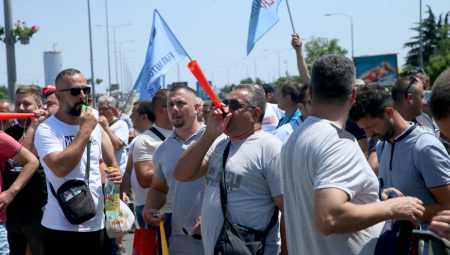 PROPALI POLITIKANTI ALEKSIĆ I ĆUTA HOĆE DA ISKORISTE RADNIKE FIJATA: Opozicionari došli na proteste