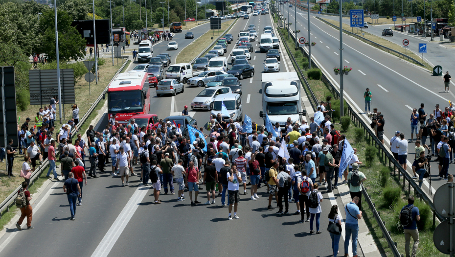 POSLEDICE BLOKADE LAŽNIH EKOLOGA I NEKOLIKO RADNIKA FIJATA Ne puštaju ni kamion sa lekovima! (VIDEO)