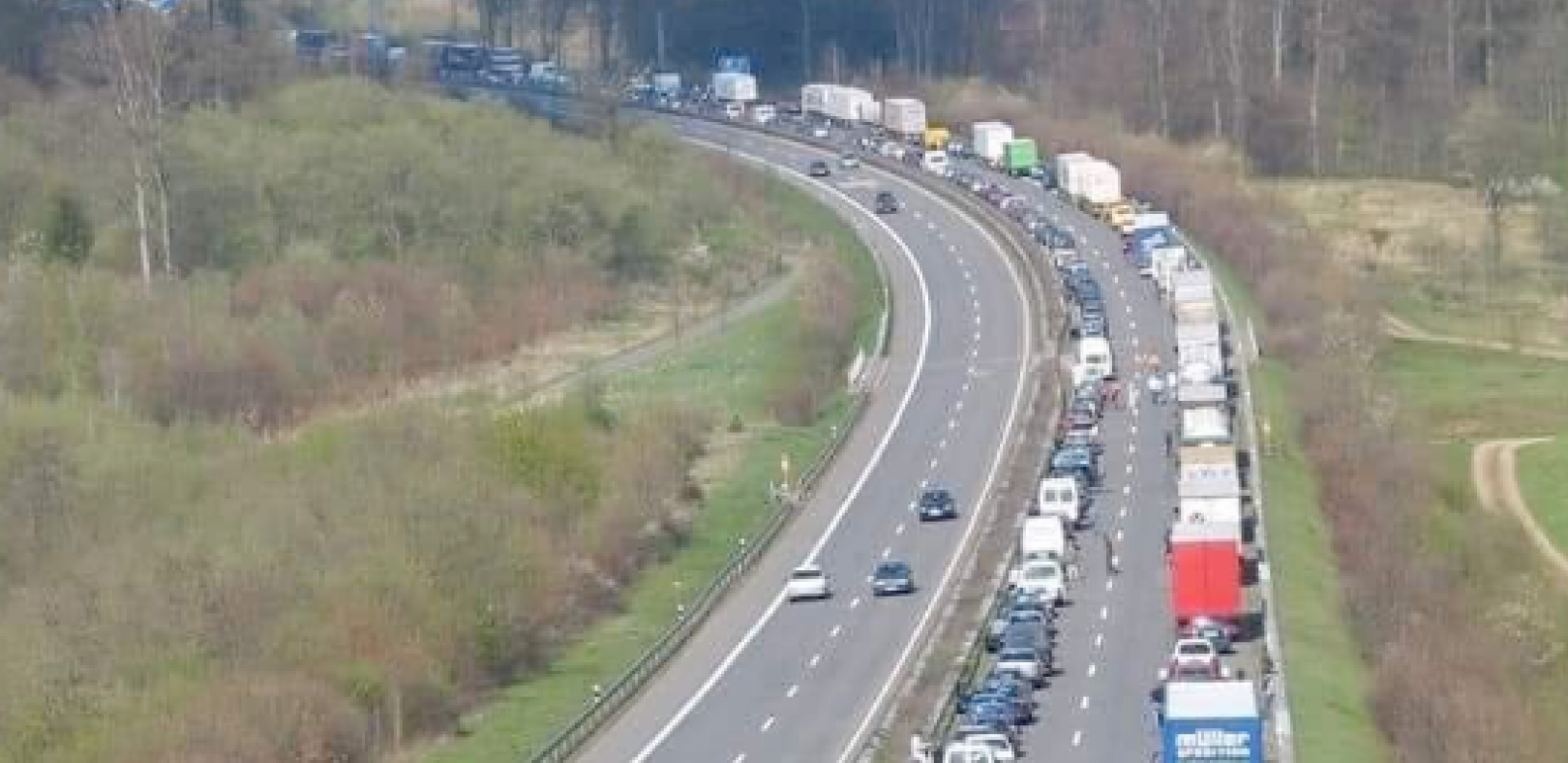 DETALJI HAOSA KOD LESKOVCA Povređeni svi u krvi, neki zarobljeni u vozilima, ekipa Hitne pomoći doživela povrede