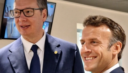 VUČIĆ I MAKRON PRE POČETKA SAMITA U BRISELU Srdačan i prijateljski susret sa predsednikom Francuske (FOTO)
