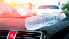 SVI PRAVIMO ISTE GREŠKE TOKOM LETA Ako na ovaj način pijemo vodu, rizikujemo zdravlje i stvaramo još veći osećaj žeđi