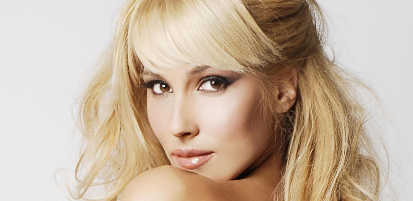 RODITELJI SU MI NANELI DUŠEVNU BOL Iva Štrljić javno ZAKUKALA o detinjstvu, pa otkrila šokantne detalje iz porodičnih odnosa