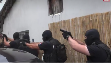 OVAKO SU PALI MAKROI U BEOGRADU Pogledajte snimak hapšenja, najmlađa devojka koju su podvodili ima 18 godina! (FOTO/VIDEO)