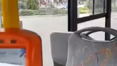 LUDO BEKSTVO IZ PREVOZA Žena iskače kroz prozor autobusa, narod šokiran: "Ne verujem šta gledam" (VIDEO/FOTO)