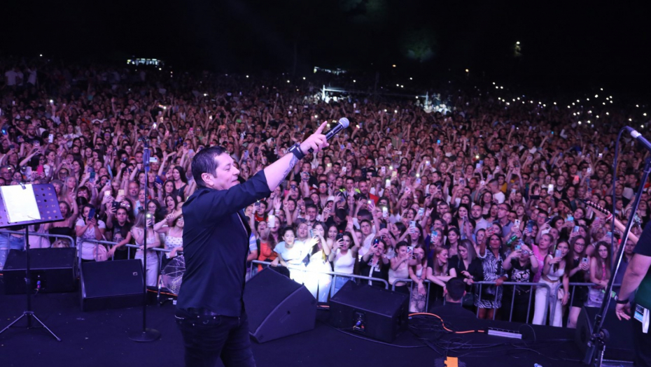 ACO PEJOVIĆ PREKINUO KONCERT Dete palo u nesvest, pevač zvao hitnu pomoć, njegov gest kasnije ostavio bez reči