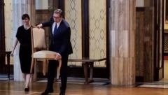 "DAJTE STOLICU ZA ANU! NE, NE, ČEKAJTE, JA ĆU!" Predsednik Vučić oduševio sve kavaljerskim potezom (VIDEO)