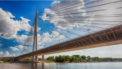 NEVEROVATAN PRIZOR NA MOSTU NA ADI: Ljudi zaustavljaju saobraćaj da bi fotografisali ovaj par na motoru, nema šanse da vam ne popravi dan (FOTO)