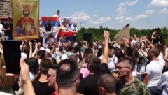 NA GAZIMESTANU ZAVRŠEN PARASTOS KOSOVSKIM JUNACIMA Okupljeni uzvikuju "Kosovo, Srbija", policija prisutna u velikom broju