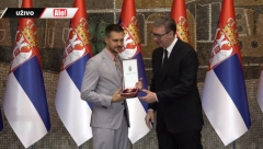 VUČIĆ ODLIKOVAO MILOŠA BIKOVIĆA Poznatom srpskom glumcu uručen orden Karađorđeve zvezde (FOTO)