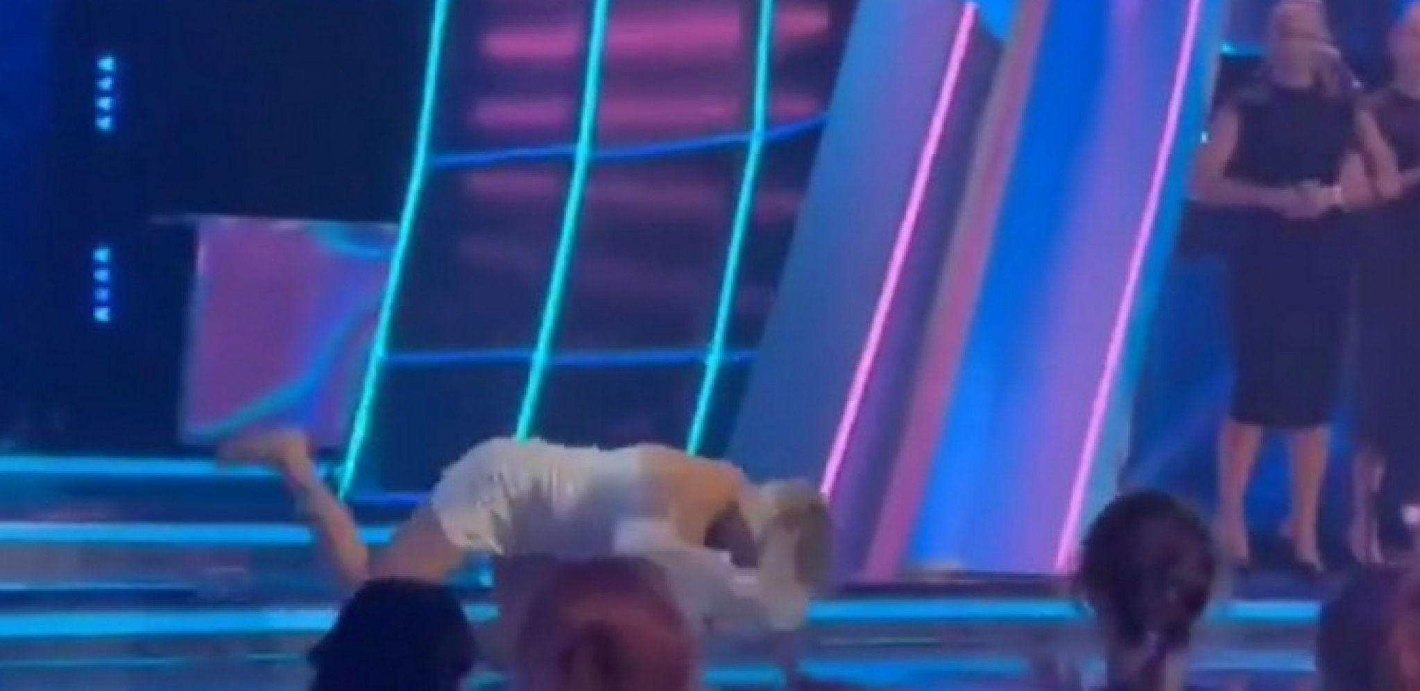 PRAVO NA GLAVU Pevačica promašila stepenik, pa pala kao pokošena (VIDEO)