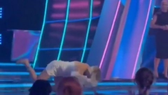 PRAVO NA GLAVU Pevačica promašila stepenik, pa pala kao pokošena (VIDEO)
