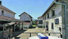 JAKE POLICIJSKE SNAGE OKO KUĆE STRAVE U SELU VELIKO TRNJANE Iza Biljane i Ivana ostalo troje dece koje sada čuvaju komšije!