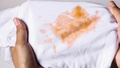 USPEŠNO SKIDA FLEKE Stavite ovo u mašinu i vaš sivi veš će već posle prvog pranja biti beo kao sneg
