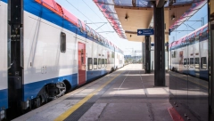 VOZ STOJI U BRODAREVU Zastoj na pruzi Beograd-Bar već satima, putnici u panici