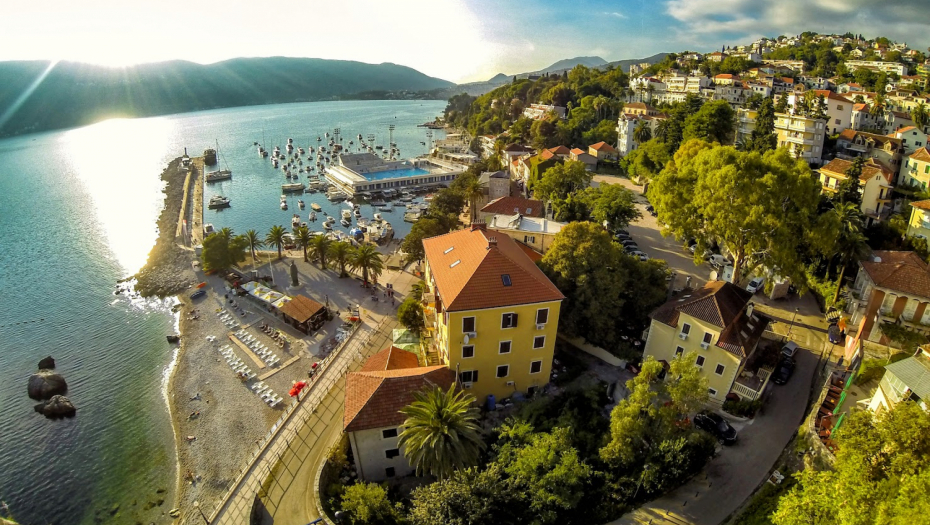 EKSPLOZIJA KORONE U POPULARNIM LETOVALIŠTIMA Lekari najavljuju scenario kao prošle jeseni!