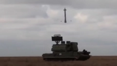 OVAJ PVO SISTEM ŠTITI RUSKE TRUPE U UKRAJINI Pogledajte kako deluje u pokretu i "pokriva" borbenu kolonu vojske (VIDEO)