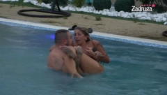 UBACIO JE U BAZEN, PA JOJ DRŽAO GLAVU POD VODOM Dalila se gušila, pa kukala i molila za pomoć, jezive scene u Zadruzi (VIDEO)