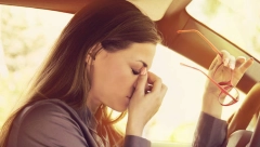 MAJKI SA BEBOM SE UGASIO AUTO NA PEŠAČKOM U KRNJAČI: Reakcije vozača i pešaka bile su više nego BEZOBRAZNE! Evo i zašto