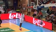 ŠTA SE OVO DOGODILO? Kako je promašeno zakucavanje postalo potez godine (VIDEO)