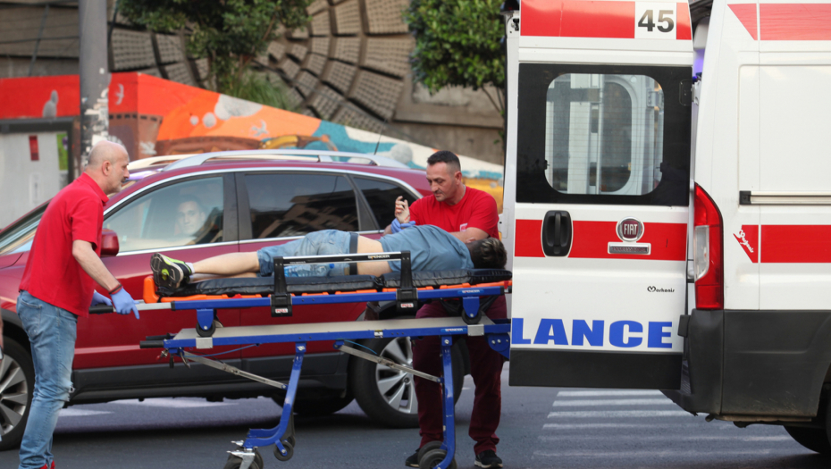 ŽENU UDARIO TROLEJBUS U MAKEDONSKOJ ULICI Hitna pomoć stigla na mesto nesreće