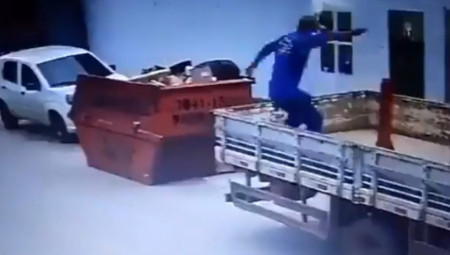 IZBEGAO TRAGEDIJU U POSLEDNJEM TRENUTKU Muškarac krenuo da pada sa kamiona, pa je uradio nešto neverovatno, sve se desilo u sekundi (VIDEO)