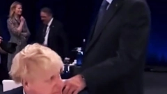 BORIS DŽONSON SKOČIO KAO OPAREN Preplašio ga ovaj predsednik države, o snimku bruji čitav svet (VIDEO)