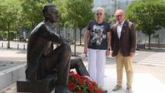 PEKIĆ, ČERČIL I VISKI: Vesić podelio zanimljivu priču o čuvenom književniku na godišnjicu njegove smrti (FOTO)