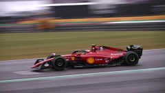 PRVENAC SAJNSA Vozač Ferarija na pol poziciji