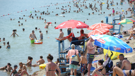 ODEŠ 10 PUTA NA ADU KAO DA SI 5 DANA BIO NA MORU: Beograđani besni zbog cena, da čujete koliko se plaća ležaljka!