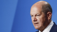 "POKUŠAVA DA NAS UVEDE U TREĆI SVETSKI RAT!" Posvađali se Šolc i Makron