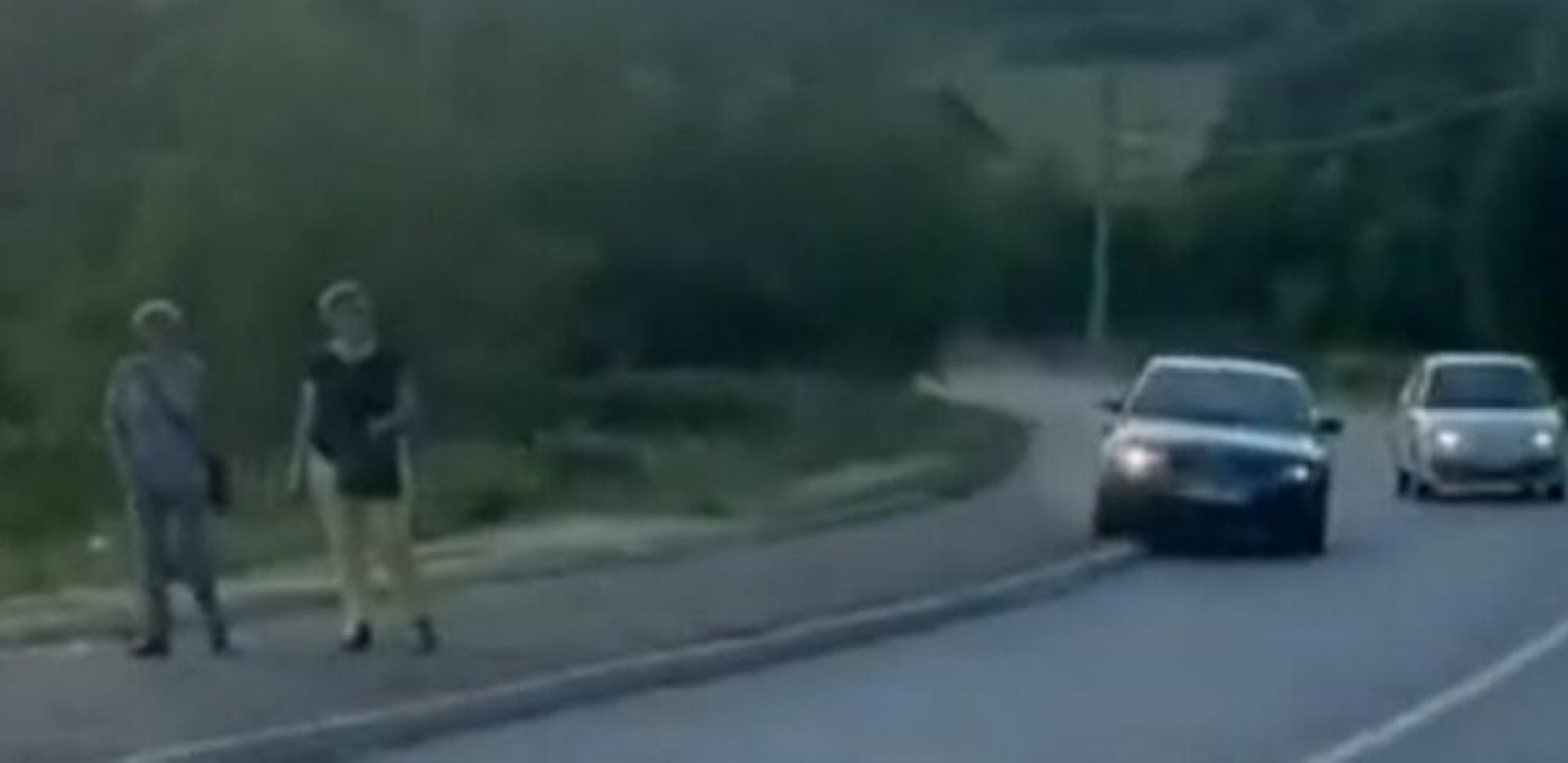 JEZIVE SCENE U BORU "Audijem" divljao u punoj brzini, vozio trotoarom gde su bili pešaci (VIDEO)