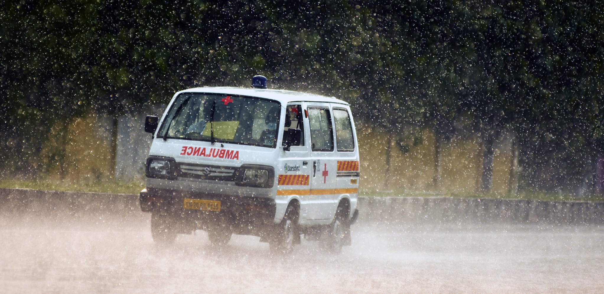 POGINULO 16 OSOBA U INDIJI Autobus skliznuo sa planinskog puta u klisuru