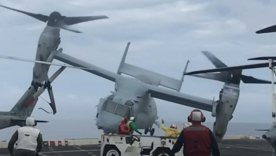 STRAŠAN TRENUTAK PADA AMERIČKOG HELIKOPTERA Tri marinca poginula u nesreći na brodu Grin bej (VIDEO)