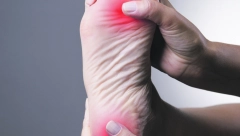 PODMUKLA BOLEST KOJA NE DAJE SIGNALE Skriveni simptomi šećerne bolesti prvo se vide na nogam i u očima