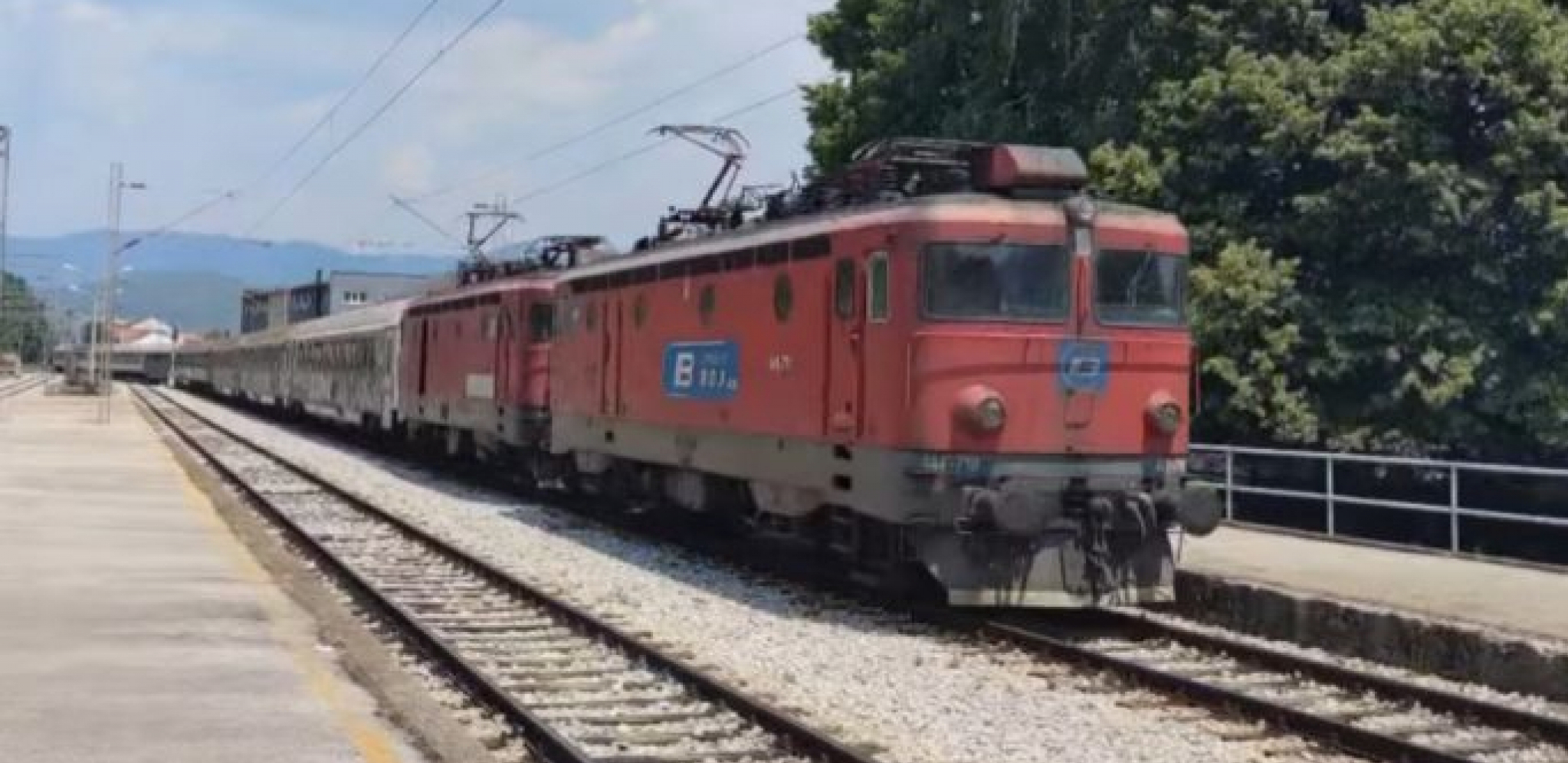 VOZ ZA BAR SA 600 PUTNIKA PONOVO STAO Nastavlja se drama, putnici ogorčeni (VIDEO)