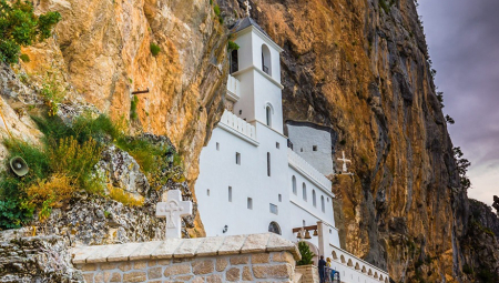 ŠTA ZNAČI KADA KRSTITE DETE NA OSTROGU? Naši stari su vekovima verovali u ove stvari