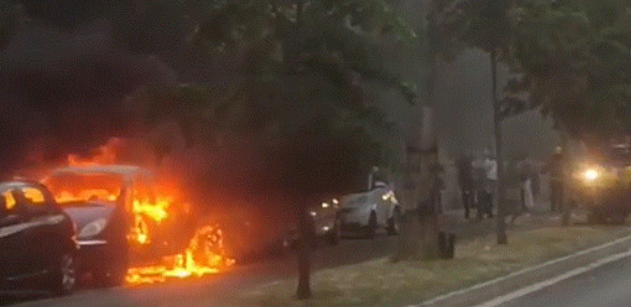 JOŠ JEDAN AUTO GORI NA BEOGRADSKIM ULICAMA Zapalilo se vozilo ispred Muzeja Nikole Tesle (FOTO)
