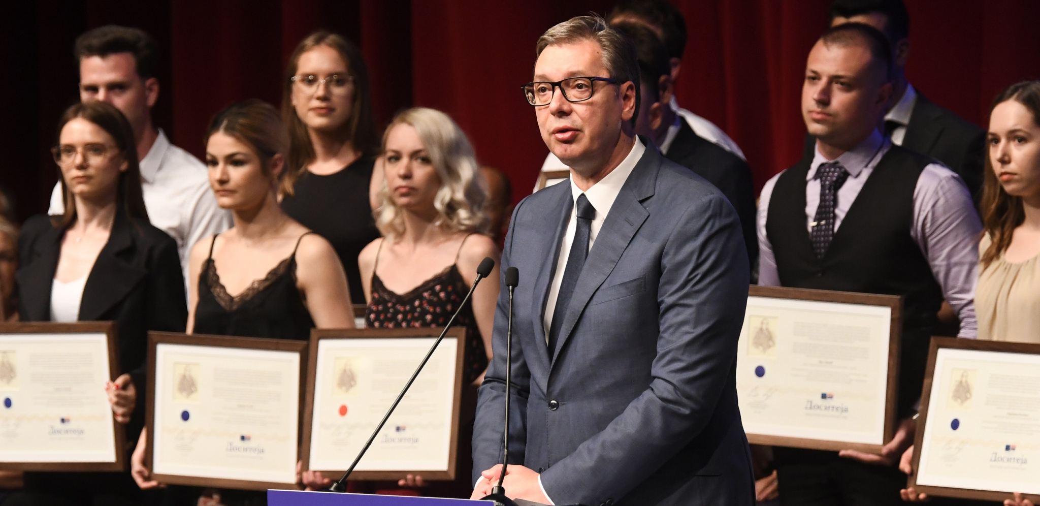 'VI STE NAŠI ŠAMPIONI!' Vučić objavio divan snimak sa svečane dodele stipendija! (VIDEO)