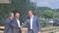 PREDSEDNIK VUČIĆ PORUČIO IZ RADALJEVA: Kad sam bio klinac, nisam ih voleo, a sad bih samo maline jeo!