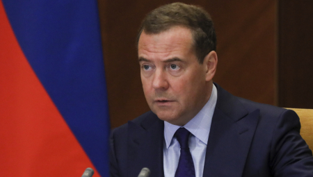 BEZUSLOVNO KAPITULIRANJE "RUSKA FORMULA" ZA MIR U UKRAJINI Medvedev: Predlog Zelenskog izaziva "osećaj gađenja"