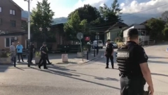 ŠOK BOMBE I SUZAVCI Ovako izgleda Kurtijev teror nad Srbima, rafali i eksplozije ispred opštinske zgrade u Zvečanu (VIDEO)