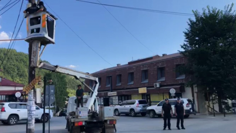 PONOVO MALTRETIRAJU SRBE NA VELIKI PRAZNIK Evo kako izgleda šiptarsko divljanje ROSU u Štrpcu (FOTO)