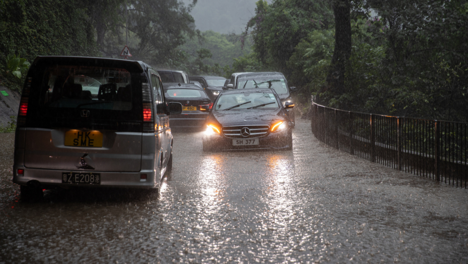 STANOVNICI KINE DOBILI PORUKU UPOZORENJA NA SVOJIM TELEFONIMA Ne izlazite bez preke potrebe, jaka kiša preplavila puteve (FOTO)