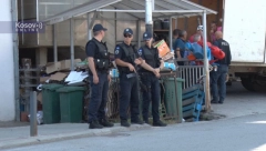 SRBI UKLONILI BARIKADE U ŠTRPCU Meštani su juče blokirali regionalni put nakon što su dvojica srpskih dečaka ranjena