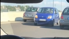 NEVEROVATAN PRIZOR SA MOSTA NA ADI Čovek vozi suprotnom trakom, za dlaku izbegnuta tragedija (FOTO)