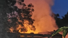 PLAMEN VISOK PET METARA Vatrena stihija progutala krov kuće u čačanskom selu (FOTO)