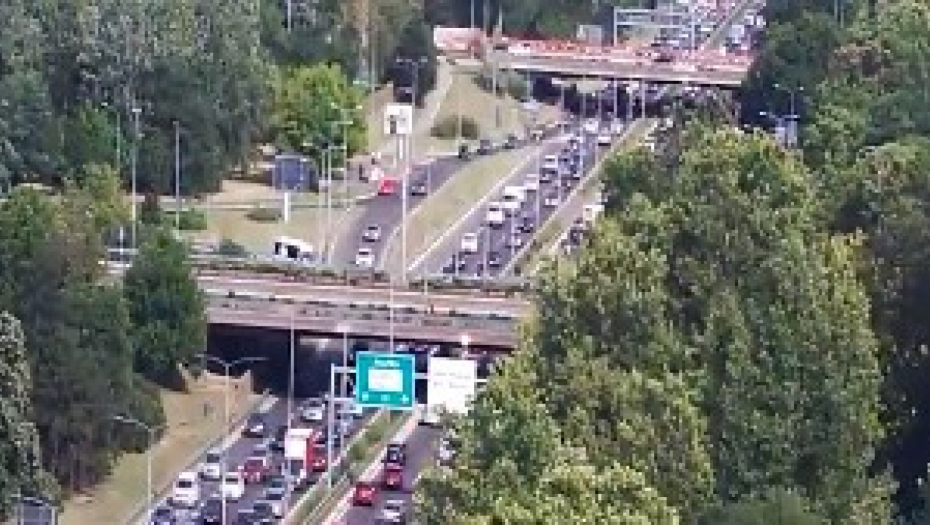 ČISTO LUDILO NA AUTOPUTU NA NOVOM BEOGRADU Ljudi gledaju i krste se, nipošto ne radite ovo! (VIDEO)