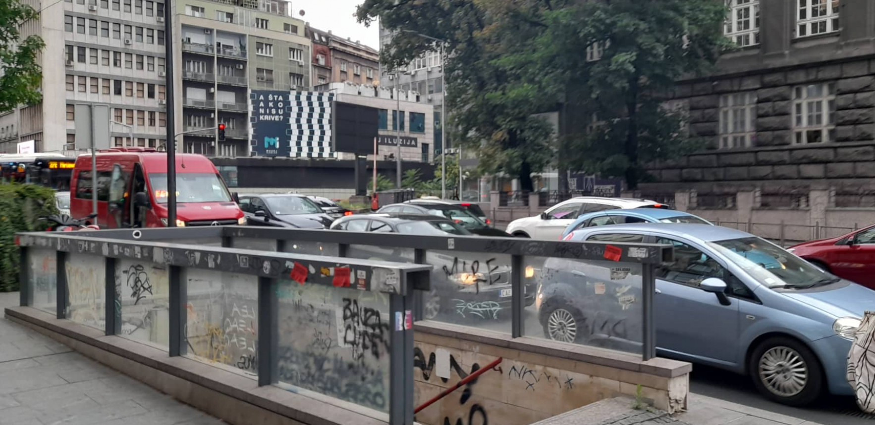 ZASTOJ SAOBRAĆAJA U BEOGRADU Blokirana traka u Dečanskoj (FOTO)