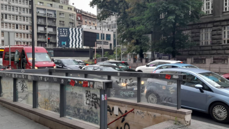 ZASTOJ SAOBRAĆAJA U BEOGRADU Blokirana traka u Dečanskoj (FOTO)