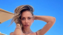 KREM ESTRADE UŽIVA Evo kako oni provode vreme na moru, pevačica izbacila poprsje u prvi plan, a voditeljki kupaći jedva prekrio šta treba (FOTO)